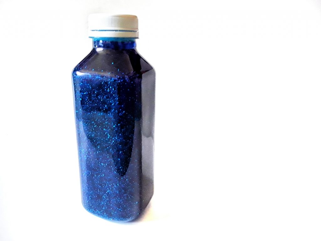 Butelka spokoju - DIY. Plastikowa butelka wypełniona brokatem zawieszonym w mieszanianie wody i kleju