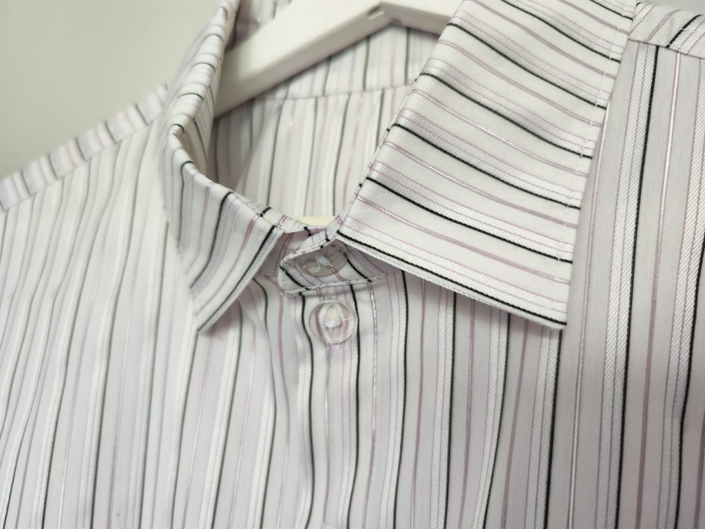Koszula w srebrno-fioletowe paseczki. Przezroczysty guzki